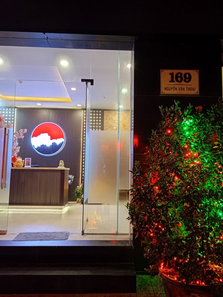 다낭 사쿠라 본점 입구 768x1020